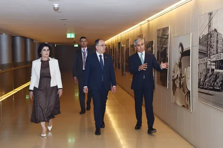 Albaniya Prezidenti və xanımı Heydər Əliyev Mərkəzi ilə tanış olublar