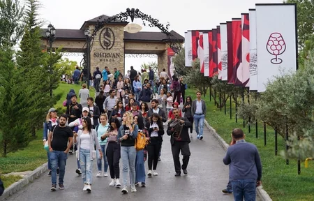 Leyla Əliyeva Üzüm və Şərab Festivalında təşkil edilən pavilyonlarla tanış olub - FOTO