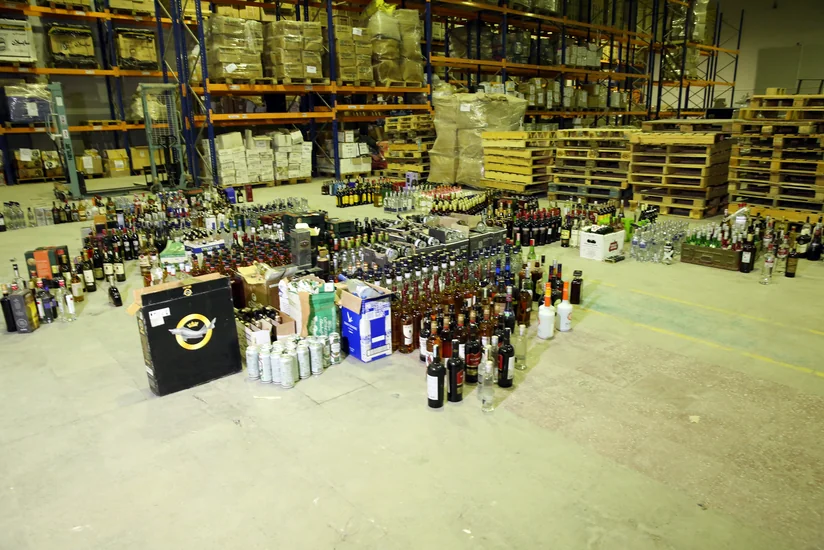 Azerbaijani customs officers confiscate large amounts of alcohol, cigarettes