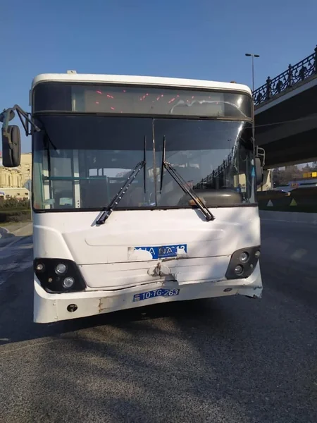 Bakıda iki sərnişin avtobusunun və bir minik avtomobilinin iştirakı ilə yol qəzası baş verib