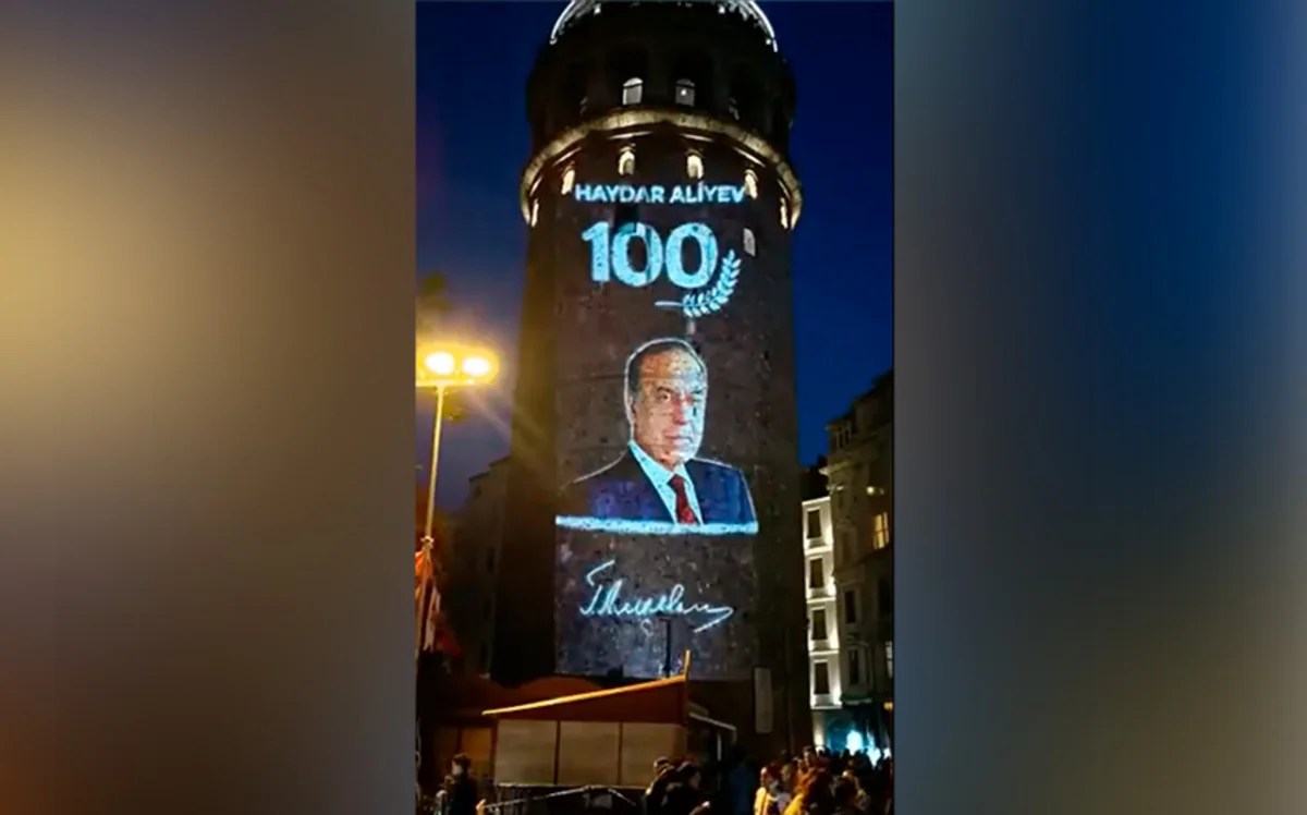 Фотография Гейдара Алиева спроецирована на Галатскую башню