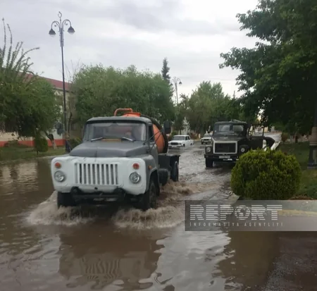 Biləsuvarda leysan və külək bir sıra fəsadlar törədib