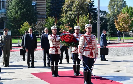 İlham Əliyev Sofiyada naməlum əsgərin məzarını ziyarət edib