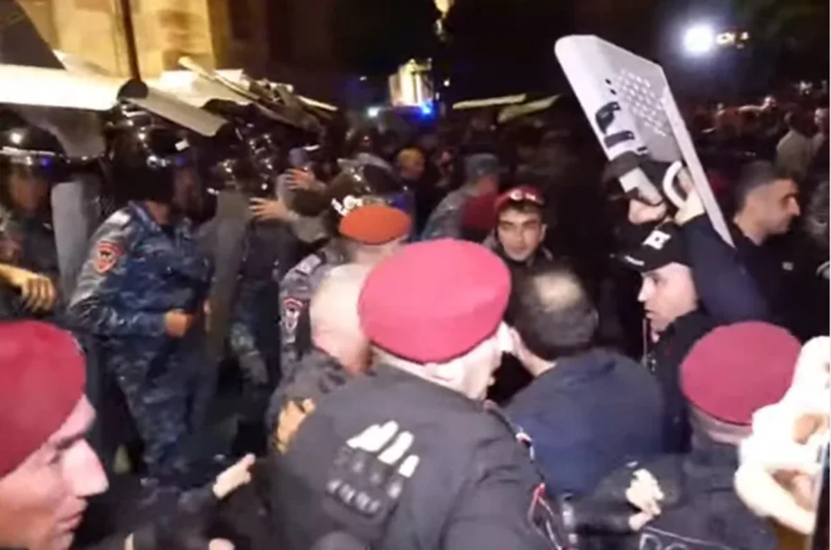 İrəvanda nümayişçilərlə polis arasında toqquşmalar başlayıb, saxlanılanlar var