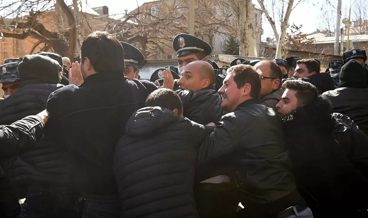 Armenian opposition demands to abolish martial law