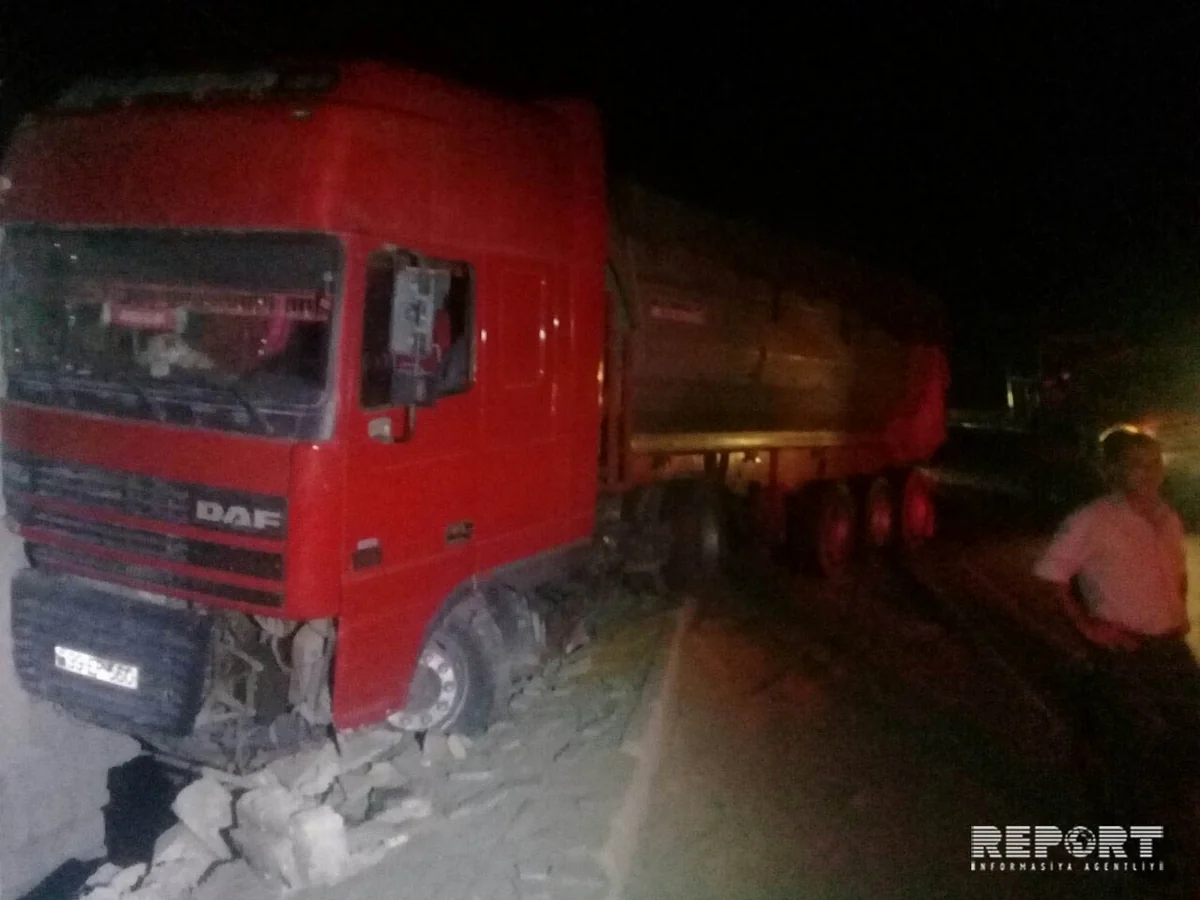 Bakıda sürücüsü benzin almağa gedən yük maşını hərəkət edərək divara çırpılıb - FOTO