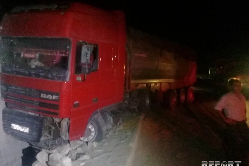 Bakıda sürücüsü benzin almağa gedən yük maşını hərəkət edərək divara çırpılıb - FOTO