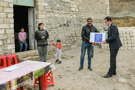 Heydər Əliyev Fondu aztəminatlı ailələrə ənənəvi Novruz sovqatları paylayır