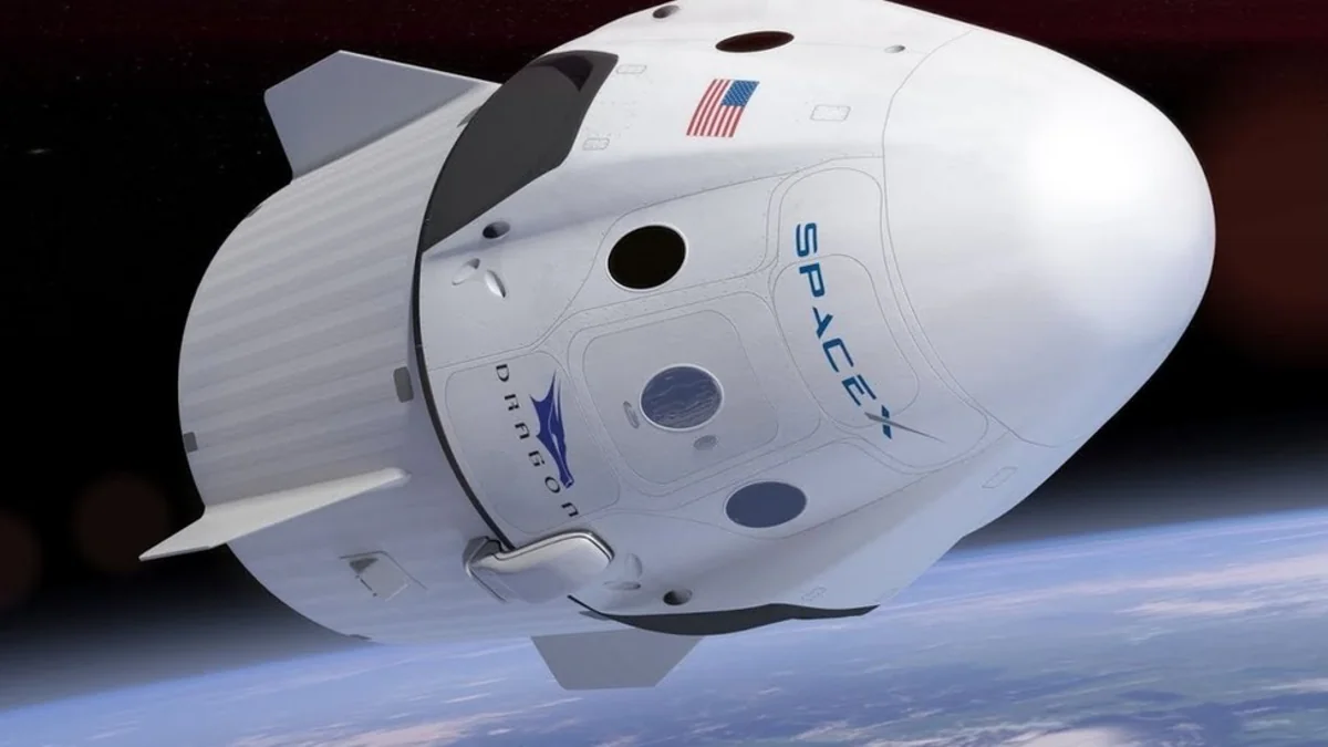 Корабль Cargo Dragon компании SpaceX сегодня должен причалить к МКС