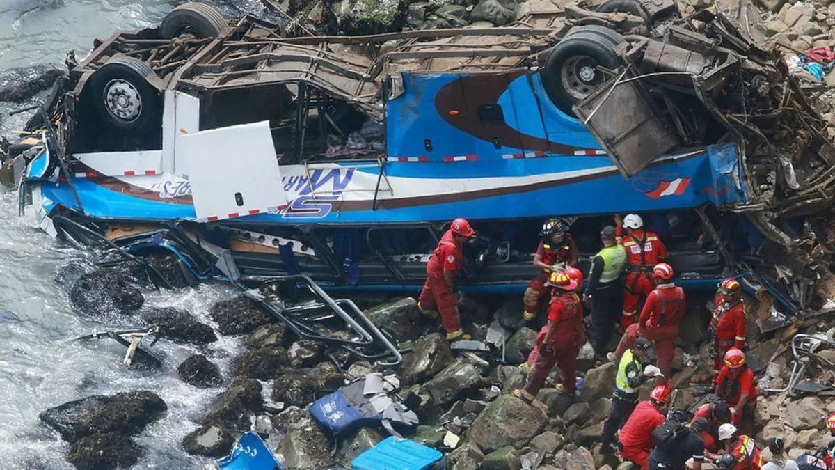 Peruda avtobus uçuruma düşüb, 15 nəfər ölüb