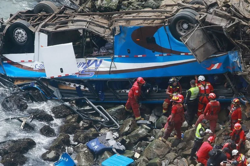 Peruda avtobus uçuruma düşüb, 15 nəfər ölüb