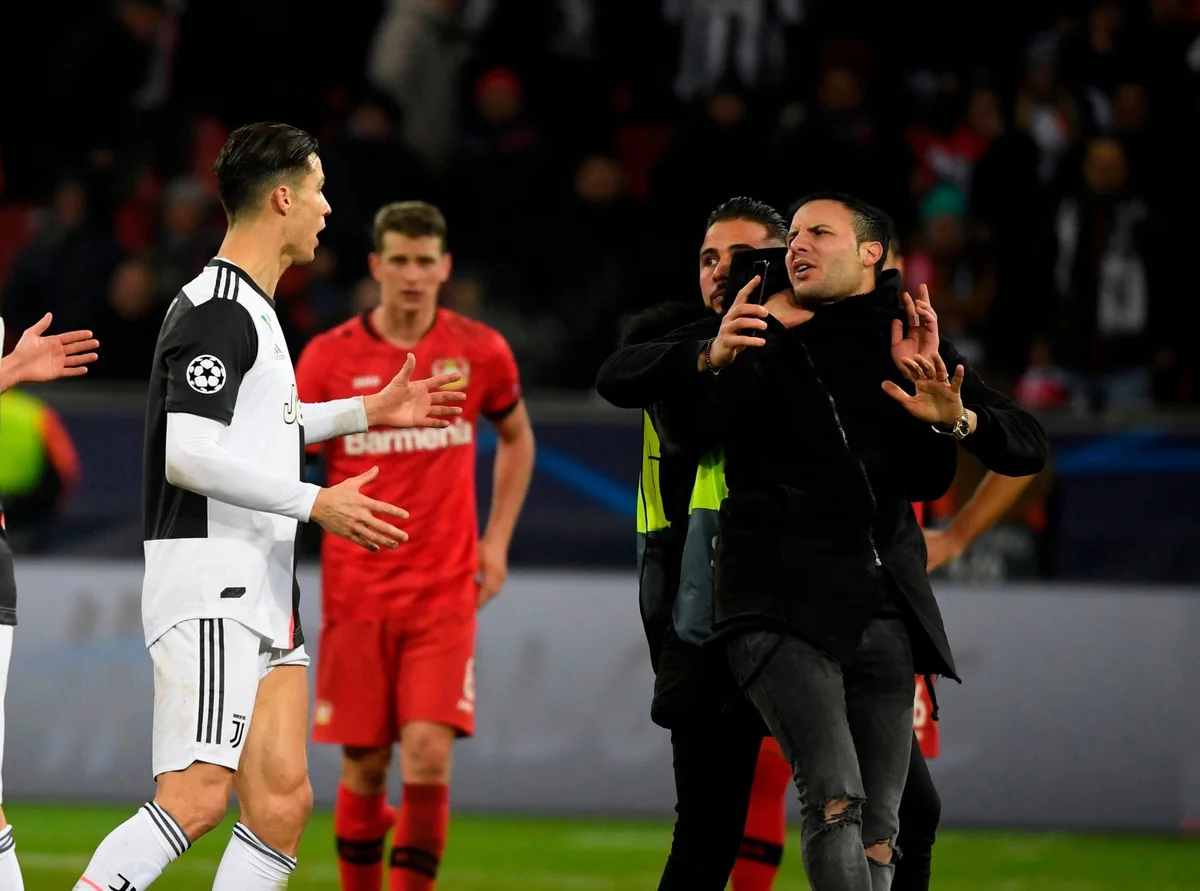 Ronaldu onunla şəkil çəkdirmək istəyən azarkeşə əsəbləşib - VİDEO