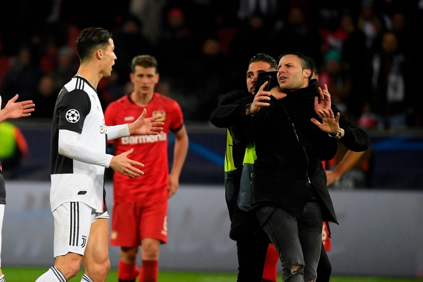 Ronaldu onunla şəkil çəkdirmək istəyən azarkeşə əsəbləşib - VİDEO