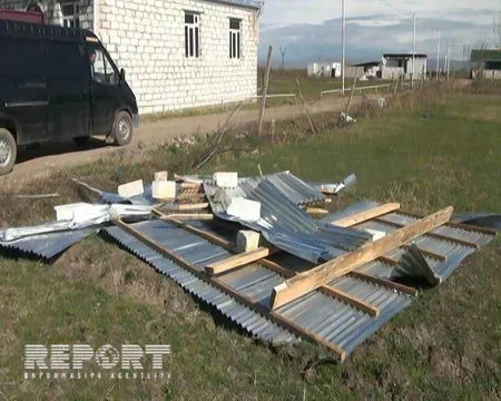Güclü külək Ağstafada bir sıra fəsadlar törədib - FOTO