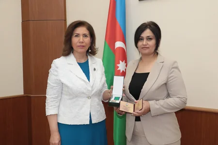 Bahar Muradova “Tərəqqi” medalı ilə təltif olunan qadınların mükafatlarını təqdim edib