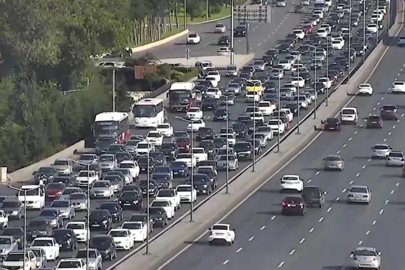 Bakının bir sıra yollarında tıxac yaranıb - SİYAHI