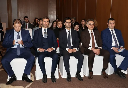 Fuad Muradov Dohada azərbaycanlılarla görüşüb