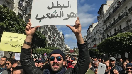 Сотни людей вышли на акции протеста в Алжире - ВИДЕО