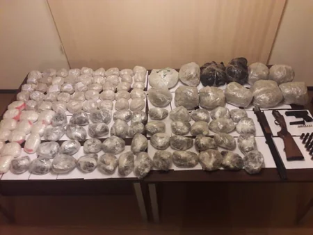 Ölkəyə narkotik gətirənlər avtomobili hərbçilərin üstünə sürdü - VİDEO