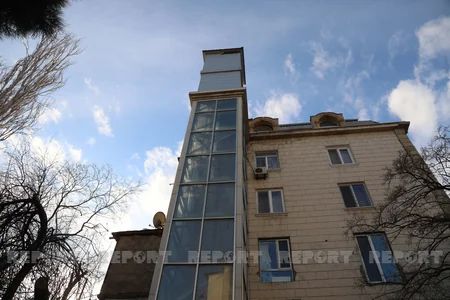 Можно ли установить лифт снаружи здания в старострое?