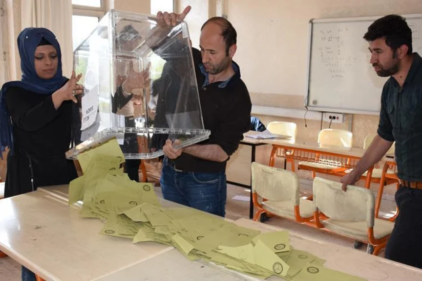 Türkiyədə ölkə konstitusiyasına düzəlişlərlə bağlı referendum başa çatıb