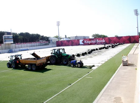 Sumqayıt klubuna məxsus stadionda meydanın ot örtüyü tamamilə sökülüb