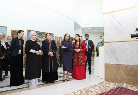 Mehriban Əliyeva Türkmənbaşı şəhərində təsviri və dekorativ sənət əsərlərindən ibarət sərgilərlə tanış olub
