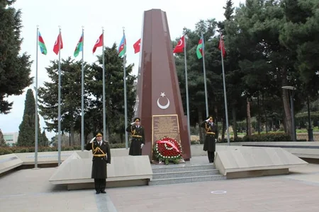 Bakıdakı Türk Şəhidliyində Çanaqqala zəfəri qeyd olunub