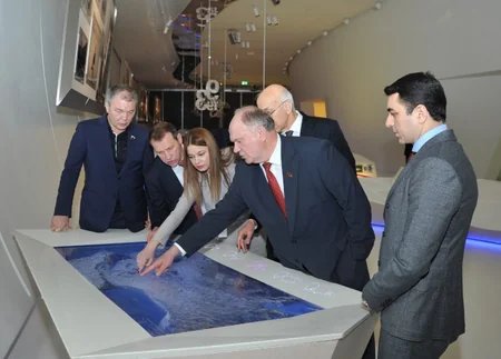 Rusiyalı ​deputat Gennadi Züqanov Heydər Əliyev Mərkəzində olub