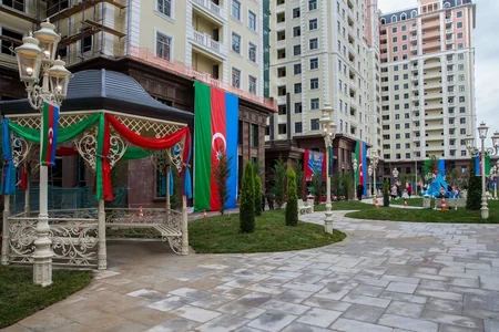 Bakının ən iri həyətində - “Renessans Palace”da Bayraq günü tədbiri keçirilib