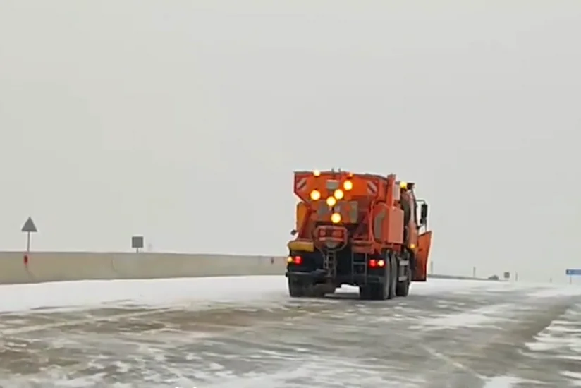 Bakı-Şamaxı-Yevlax yolunun buz bağlamış hissələrinə qum-duz qarışığı səpilir