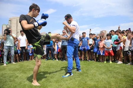Zabit Səmədov Heydər Əliyev Mərkəzinin parkında master klass keçib