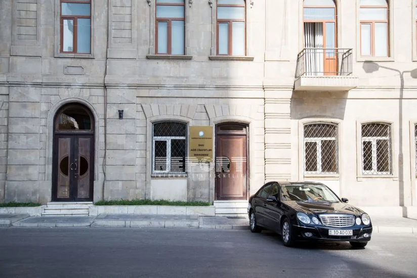 ​Qəsdən sağlamlığa ağır zərər vurmaqda təqsirləndirilən şəxsin məhkəməsi başlayıb