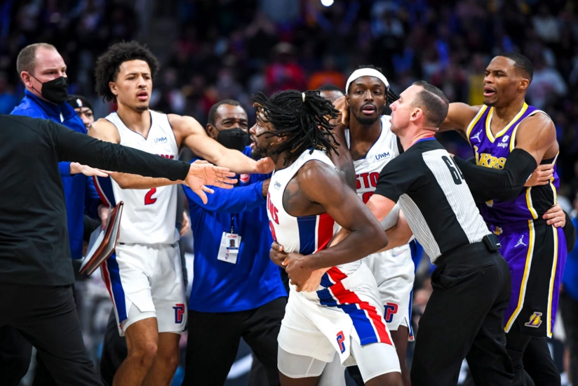 NBA matçında ulduz basketbolçunun iştirakı ilə kütləvi dava düşüb