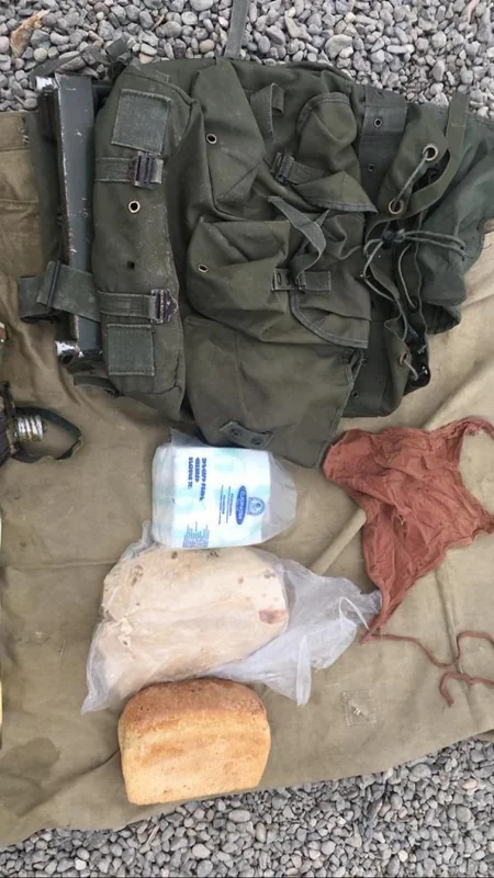 Armenians flee throwing away ammunition - PHOTO