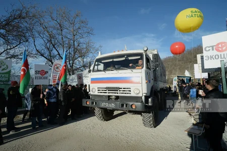 5 more security vehicles of Russian peacekeepers pass freely along Khankandi-Lachin road