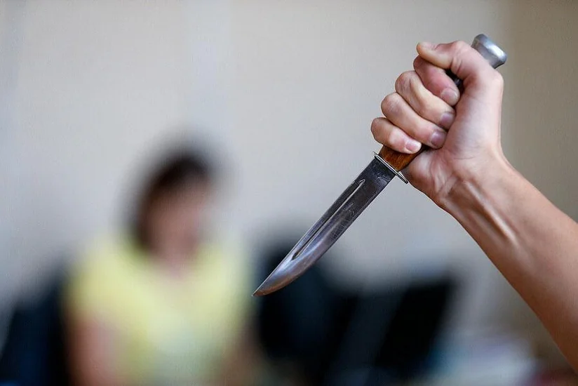 Abşeronda qadın tanışı tərəfindən bıçaqlandı