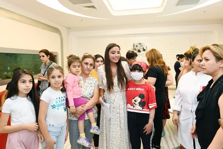 Leyla Əliyeva Bakının bir sıra tibb müəssisələrində müalicə alan uşaqlarla görüşüb