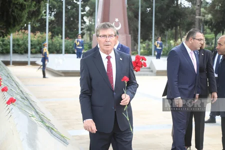 Şimali Kipr Prezidenti Fəxri və Şəhidlər xiyabanlarını ziyarət edib - YENİLƏNİB