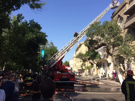 Səbail rayonunda üçmərtəbəli yaşayış binasında yanğın olub