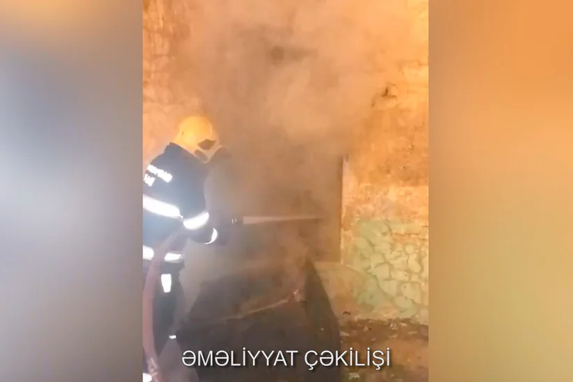 Bakıda məişət tullantıları yığılmış tikilidə yanğın olub