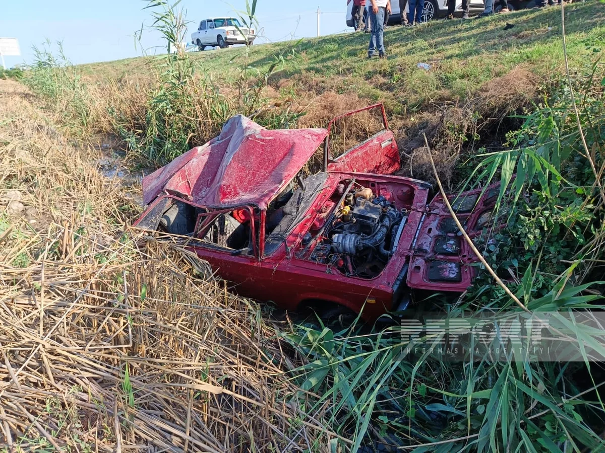 Ucarda qəza edən maşın kanala düşüb, xəsarət alanlar var