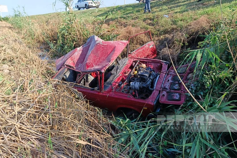 Ucarda qəza edən maşın kanala düşüb, xəsarət alanlar var