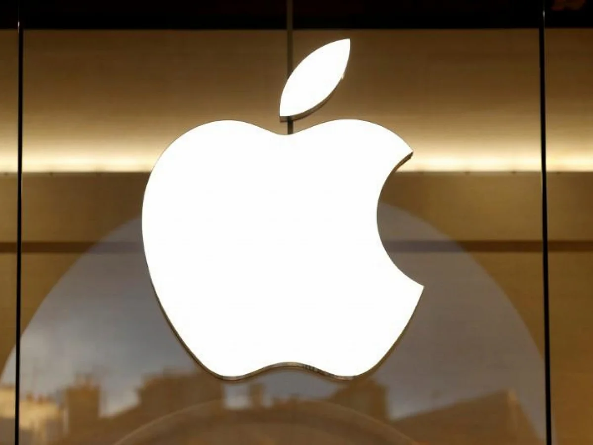 Apple shareholders re-elect board of directors