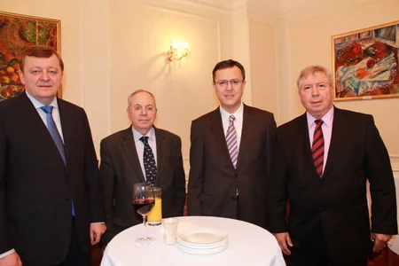 Kraliça II Elizabet: Azərbaycanla Britaniya arasında dinamik tərəfdaşlığın inkişaf edəcəyinə əminəm