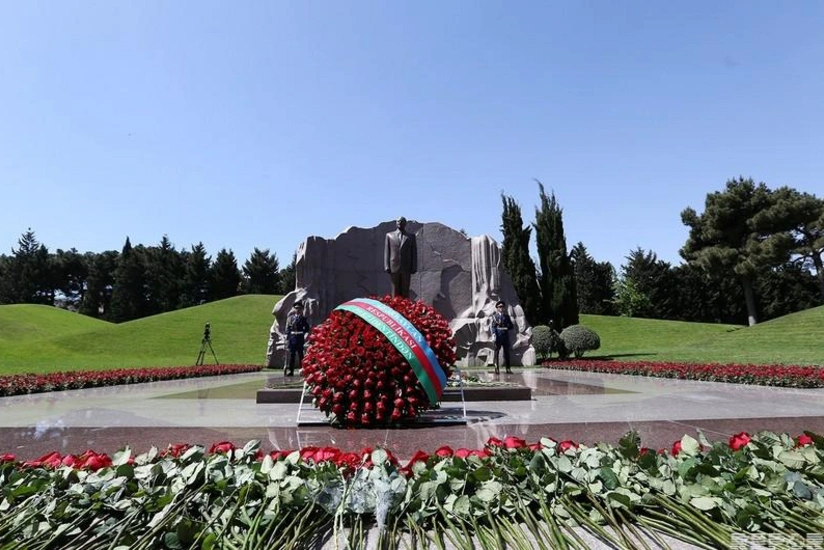 18 years pass since national leader Heydar Aliyev's death