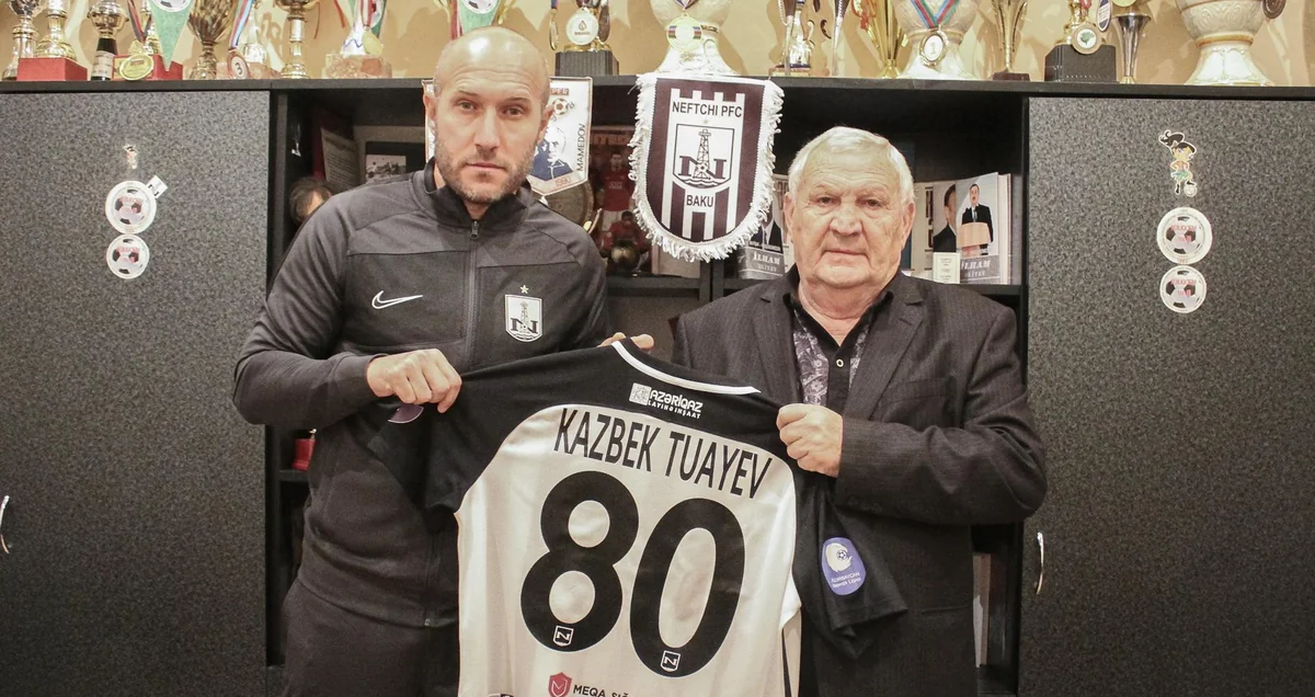 Neftçi Kazbek Tuayevi təbrik etdi