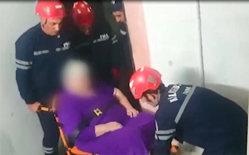 FHN-in xilasediciləri ayağı sınmış qadını üçüncü mərtəbədən aşağı düşürüb - VİDEO