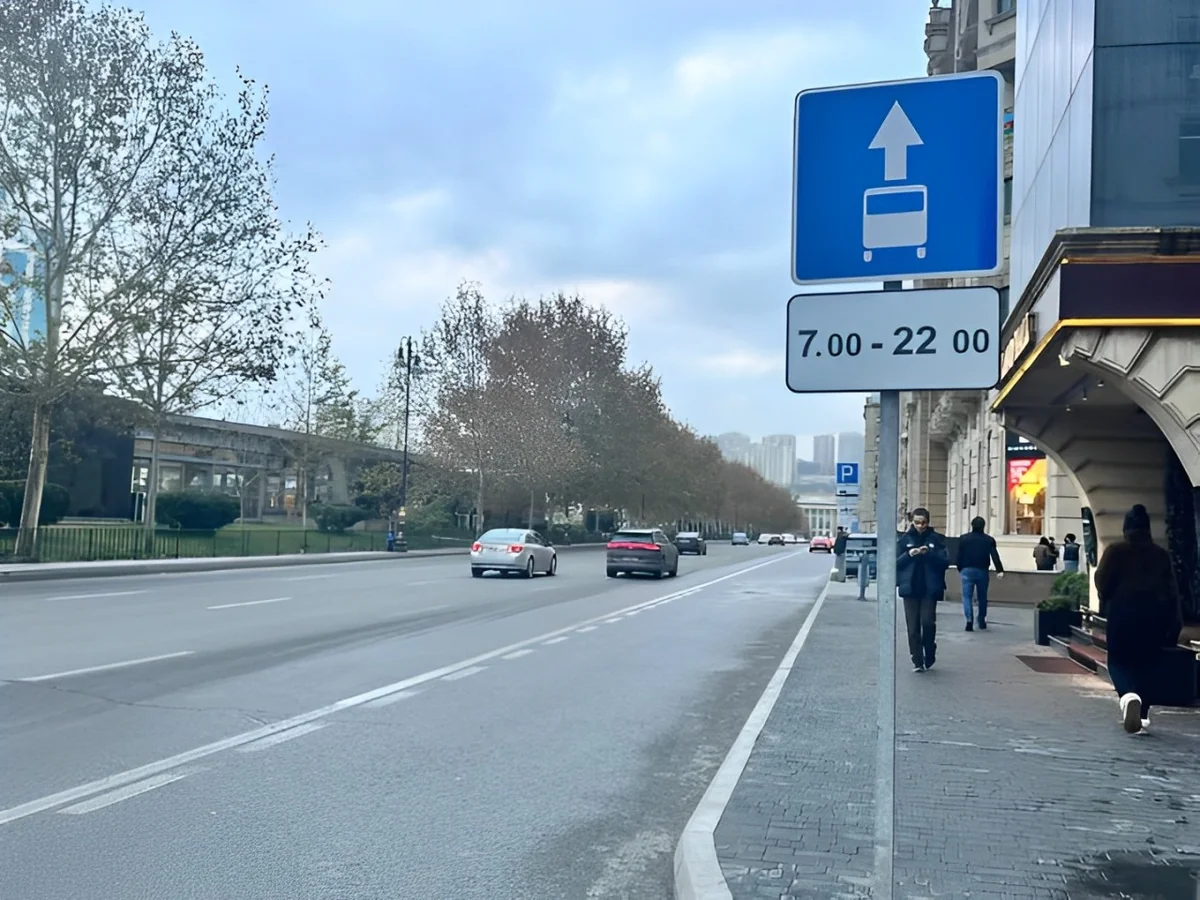 AYNA Bakıda avtobus zolağının qüvvədə olma vaxtını bildirən yol nişanlarının quraşdırmağa başlayıb