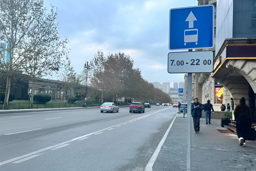 AYNA Bakıda avtobus zolağının qüvvədə olma vaxtını bildirən yol nişanlarının quraşdırmağa başlayıb